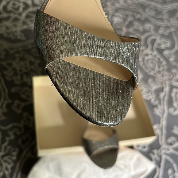 Beautiful kitten heel platinum colored sandals for dressy occasion. Only worn 2X - Picture 3 of 8